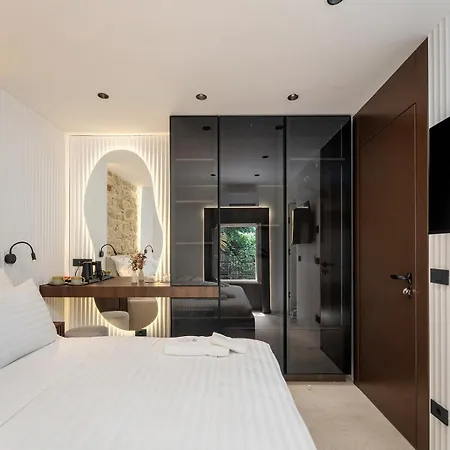 Una Rooms