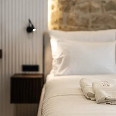 Una Rooms