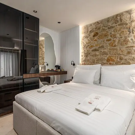 Una Rooms