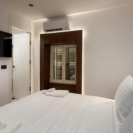 Una Rooms